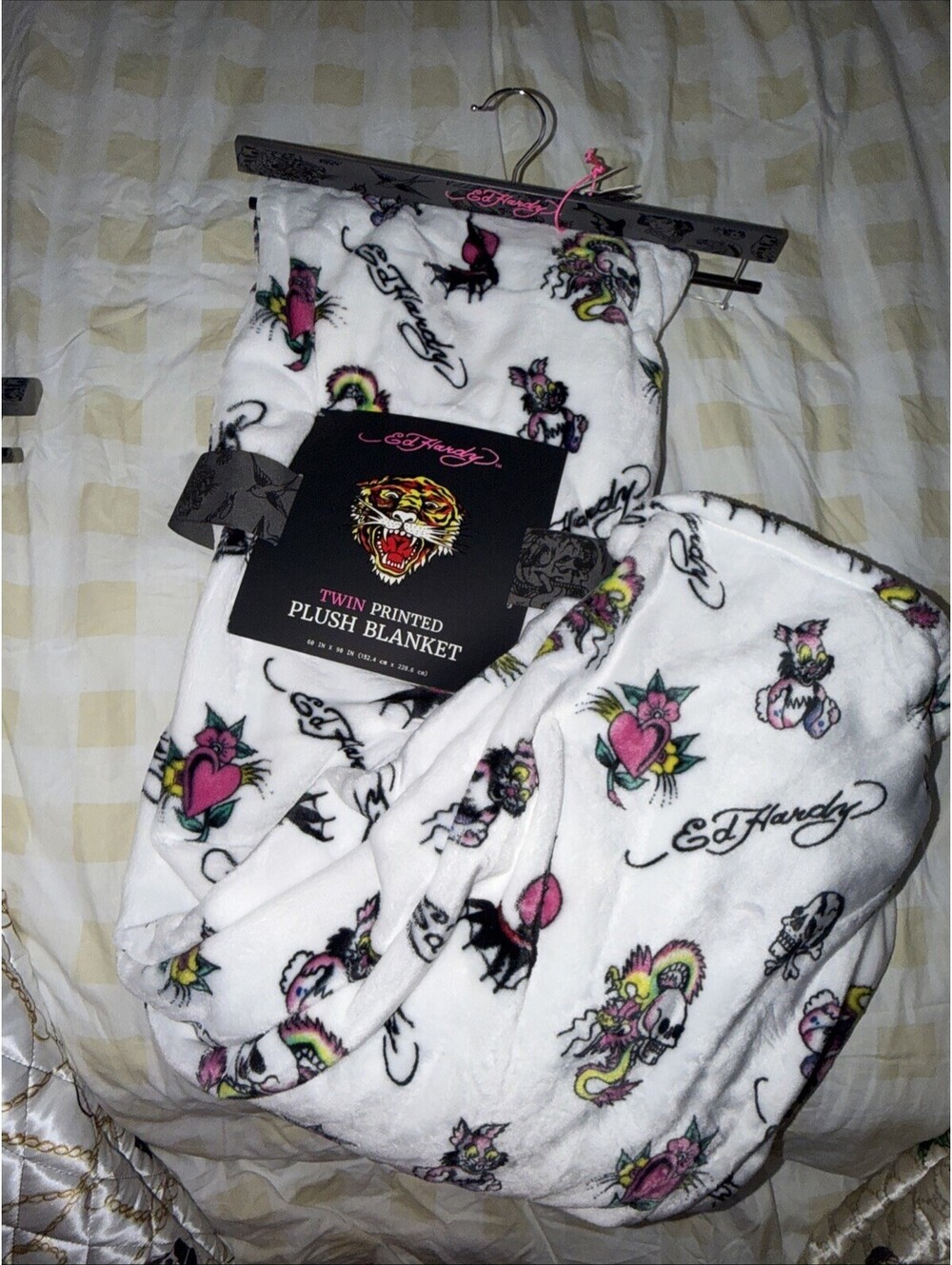 Ed Hardy Twin Plush Blanket Skull Heart Tattoo White 60x90 NWT - Picture 3 of 7